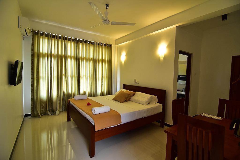 Park Lane 88 Apartments Negombo Esterno foto