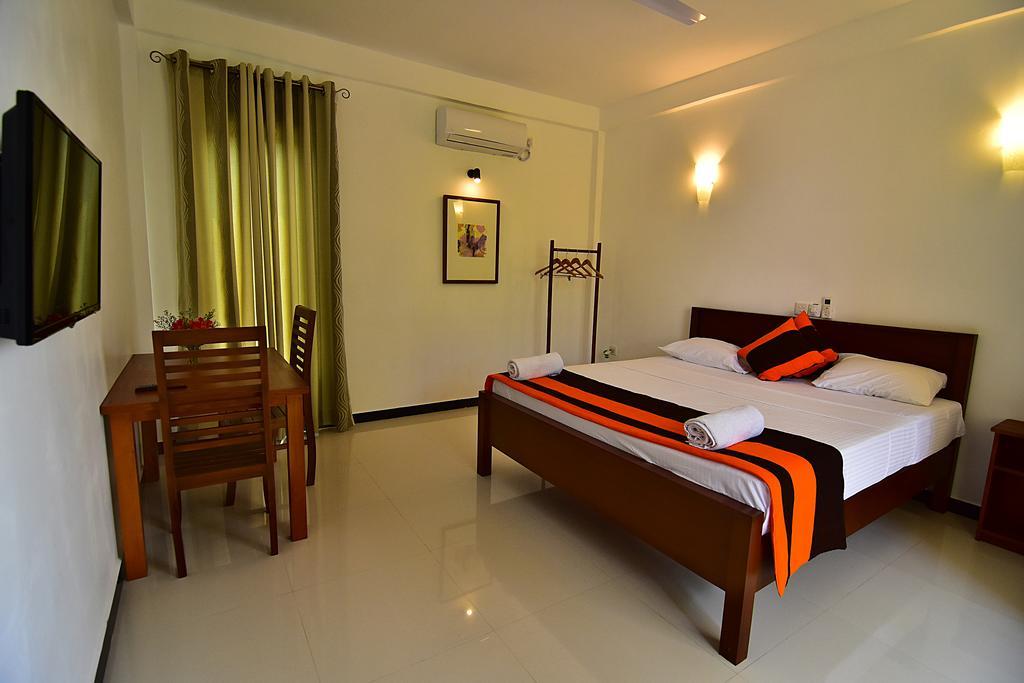 Park Lane 88 Apartments Negombo Esterno foto