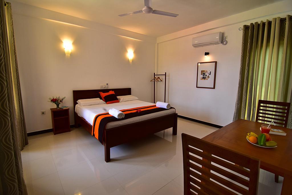 Park Lane 88 Apartments Negombo Esterno foto