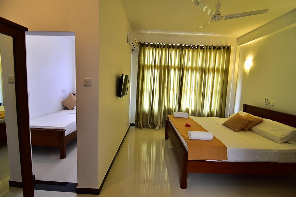 Park Lane 88 Apartments Negombo Esterno foto
